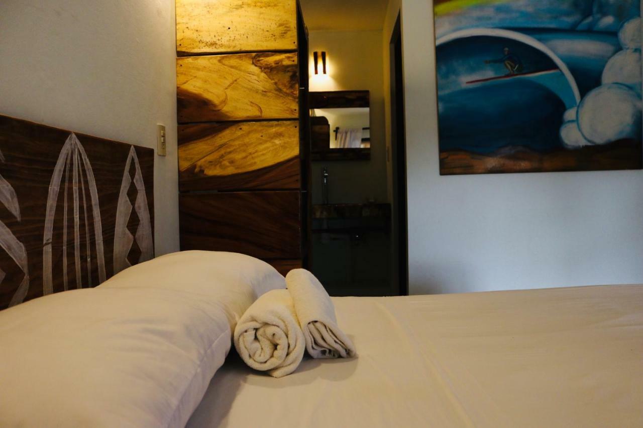 Experiencia Surf Camp Hostel Brisas de Zicatela Ngoại thất bức ảnh