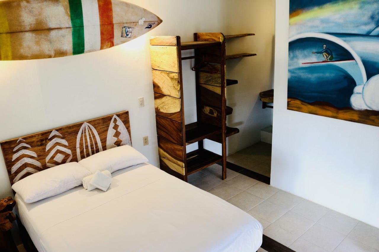 Experiencia Surf Camp Hostel Brisas de Zicatela Ngoại thất bức ảnh